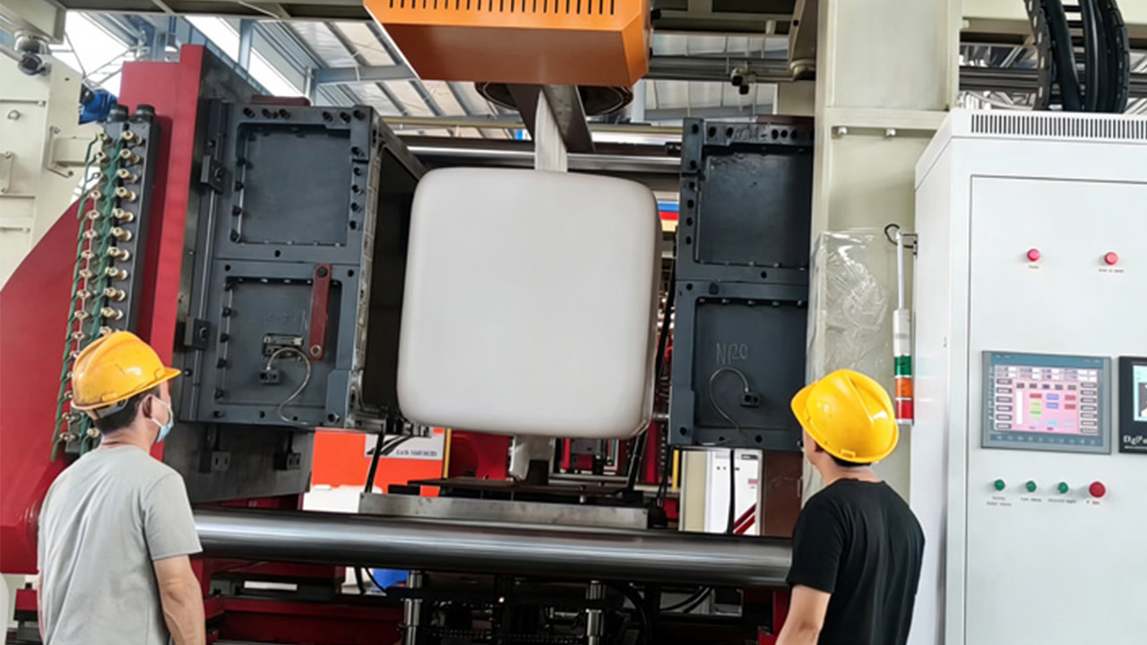 1000L IBC blow molding machine.jpg